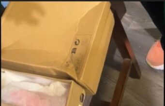 Žena naručila papuče preko Temu-a, kada su joj stigle, umelo nije doživela šlog! Prevrnula se na glavu kada je… Žena naručila papuče preko Temu-a, kada su joj stigle, umelo nije doživela šlog! Prevrnula se na glavu kada je…