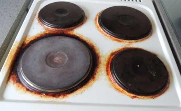 Kapneš i GOTOVO: Ovo domaće sredstvo od JEDNOG SASTOJKA čisti kao od šale mrlje od MASNOĆA i PRLJAVŠTINE